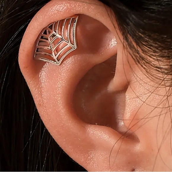 Spider web cartilage helix earring - Picture 3 of 5